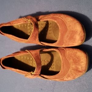 Womens Clarks Wave shoes.